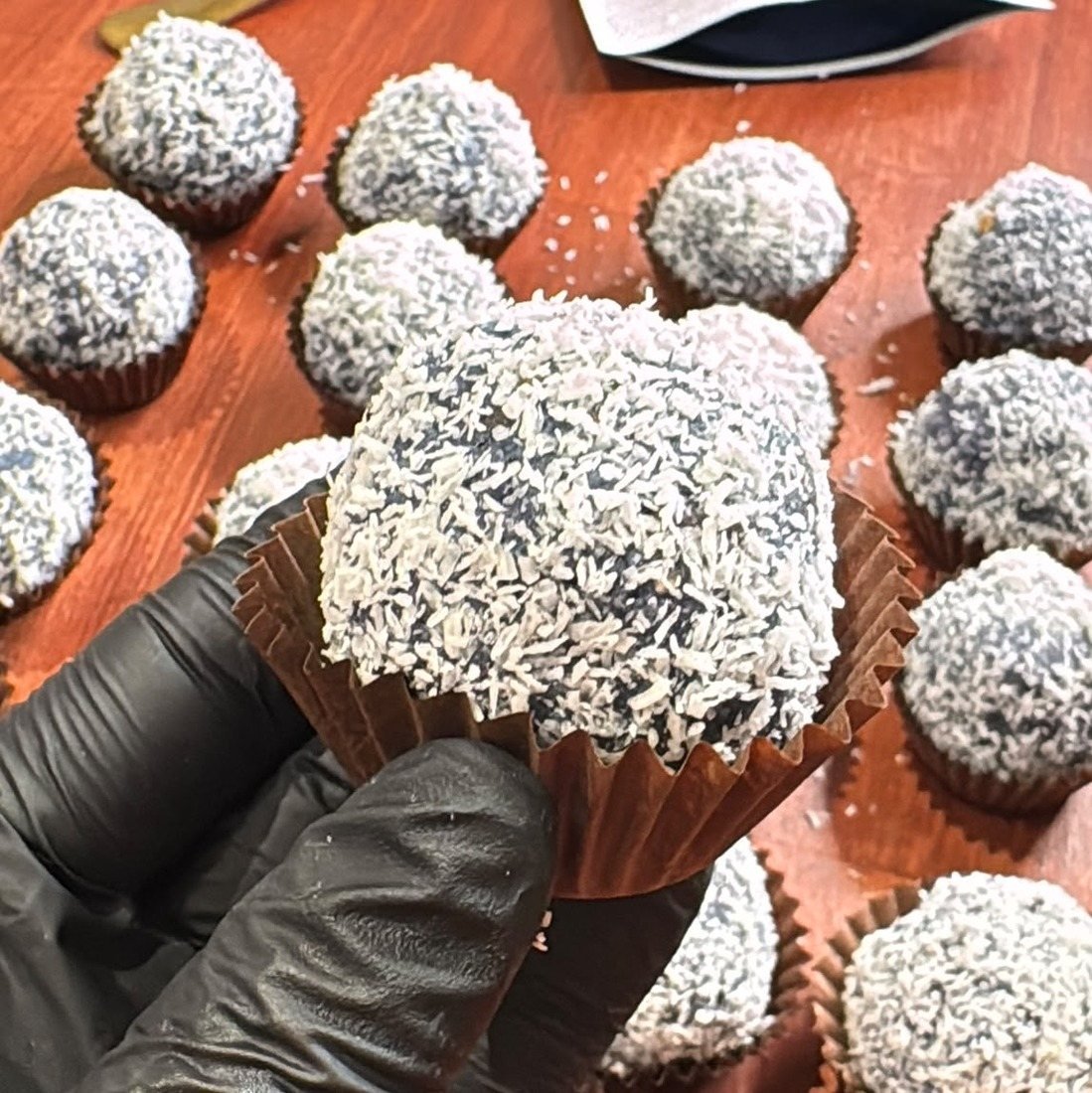 Bolas de spirulina azul com coco ralado